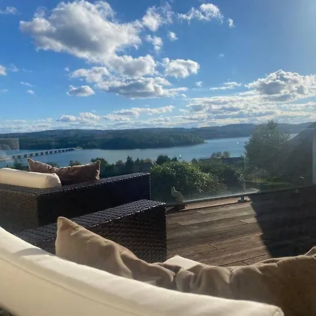 Kaja Mit Traumhaftem Blick Auf Den